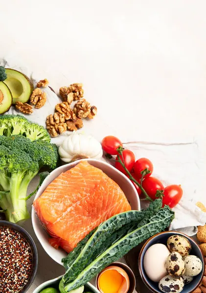 Çeşitli beyin ürünleri: balık, et, fındık, sebze ve sebze. Hafif bir arka planda sağlıklı yiyecekler. Üst Manzara. Boşluğu kopyala.