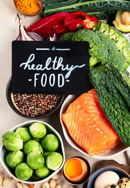 Çeşitli beyin ürünleri: balık, et, fındık, sebze ve sebze. Hafif bir arka planda sağlıklı yiyecekler. Üst görünüm.