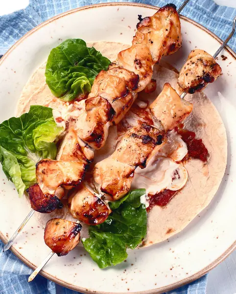 Tavuk şiş plaka üzerinde. Üstten görünüm 