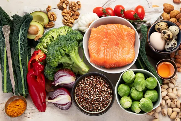 Çeşitli beyin ürünleri: balık, et, fındık, sebze ve sebze. Hafif bir arka planda sağlıklı yiyecekler. Üst görünüm.