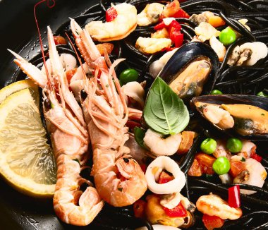 Langoustine ve limonlu siyah deniz ürünleri spagettisi.. 