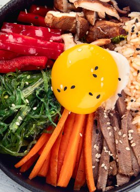Bibimbap - geleneksel Kore yemeği pirinç, sebze, sığır eti, üst manzara 