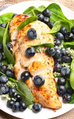 Yabanmersinli salata ve tavuk. Diyet yeme konsepti