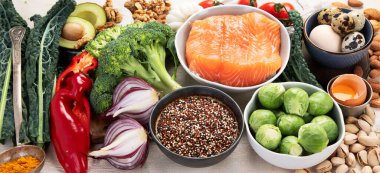 Çeşitli beyin ürünleri: balık, et, fındık, sebze ve sebze. Hafif bir arka planda sağlıklı yiyecekler. Üst görünüm.