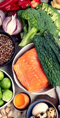 Çeşitli beyin ürünleri: balık, et, fındık, sebze ve sebze. Hafif bir arka planda sağlıklı yiyecekler. Üst Manzara. Boşluğu kopyala.