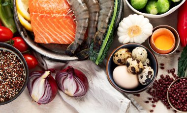 Ketogenik diyet konsepti, sağlıklı yiyecekler için malzemeler. Çeşitli dengeli yararlı bileşenler hafif arka planda sağlıklı düşük karbonhidratlı gıdalar. Üst görünüm. Boşluğu kopyala