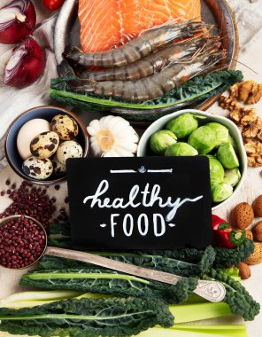 Ketogenik diyet konsepti, sağlıklı yiyecekler için malzemeler. Çeşitli dengeli yararlı bileşenler hafif arka planda sağlıklı düşük karbonhidratlı gıdalar. Üst görünüm