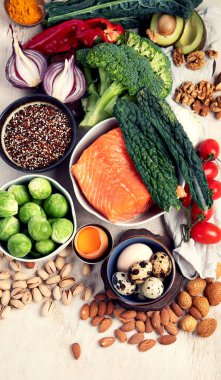 Çeşitli beyin ürünleri: balık, et, fındık, sebze ve sebze. Hafif bir arka planda sağlıklı yiyecekler. Üst Manzara. Boşluğu kopyala.