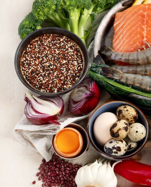 Ketogenik diyet konsepti, sağlıklı yiyecekler için malzemeler. Çeşitli dengeli yararlı bileşenler hafif arka planda sağlıklı düşük karbonhidratlı gıdalar. Üst görünüm