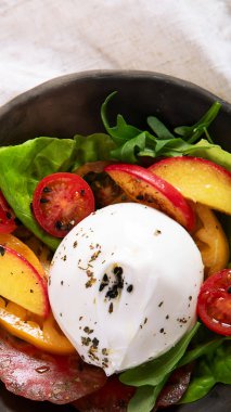 Burrata peynirli salata, marul ve domates. Lifli, vitaminli ve antioksidanlı sağlıklı beslenme