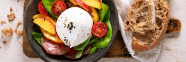 Burrata peynirli salata, marul ve domates. Sağlıklı beslenme, lif, vitamin ve antioksidan, panorama, pankart