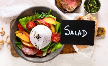 Burrata peynirli salata, marul ve domates. Lifli, vitaminli ve antioksidanlı sağlıklı beslenme