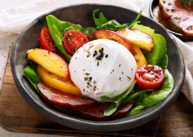 Burrata peynirli salata, marul ve domates. Lifli, vitaminli ve antioksidanlı sağlıklı beslenme