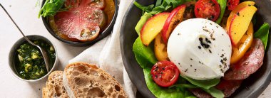 Burrata peynirli salata, marul ve domates. Sağlıklı beslenme, lif, vitamin ve antioksidan, panorama, pankart