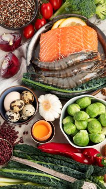 Ketogenik diyet konsepti, sağlıklı yiyecekler için malzemeler. Çeşitli dengeli yararlı bileşenler hafif arka planda sağlıklı düşük karbonhidratlı gıdalar. Üst görünüm