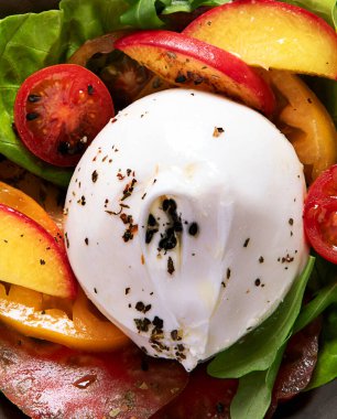 Burrata peynirli salata, marul ve domates. Lifli, vitaminli ve antioksidanlı sağlıklı beslenme