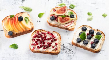 Sebze ve meyveli çeşitli sağlıklı bahar kadehleri. Sağlıklı kahvaltı konsepti. Üst Manzara. Panorama.