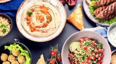 Gri arkaplanda Arap yemeği seçimi. Ortadoğu mutfağı. Kutsal yiyecekler. Üst görünüm.