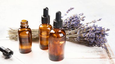 Tahtadaki lavanta yağı ve çiçekler. Üst Manzara. Panorama.