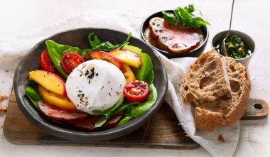 Burrata peynirli salata, marul ve domates. Lifli, vitaminli ve antioksidanlı sağlıklı beslenme