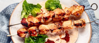 Tabakta tavuk şişi. Üst Manzara, Panorama, Pankart