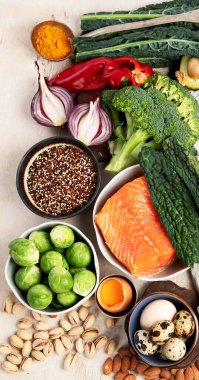 Çeşitli beyin ürünleri: balık, et, fındık, sebze ve sebze. Hafif bir arka planda sağlıklı yiyecekler. Üst görünüm.