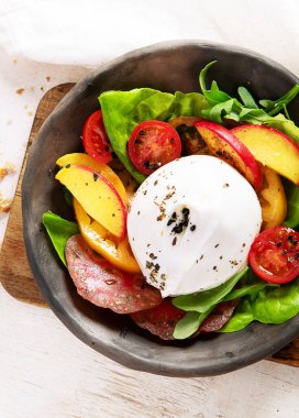 Burrata peynirli salata, marul ve domates. Lifli, vitaminli ve antioksidanlı sağlıklı beslenme