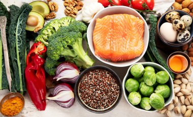 Çeşitli beyin ürünleri: balık, et, fındık, sebze ve sebze. Hafif bir arka planda sağlıklı yiyecekler. Üst görünüm.