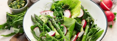 Bezelyeli taze kuşkonmaz salatası, turşu, salatalık ve salatalık. Üst Manzara. Panorama.