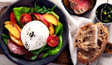Burrata peynirli salata, marul ve domates. Lifli, vitaminli ve antioksidanlı sağlıklı beslenme