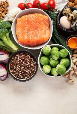 Çeşitli beyin ürünleri: balık, et, fındık, sebze ve sebze. Hafif bir arka planda sağlıklı yiyecekler. Üst Manzara. Boşluğu kopyala.