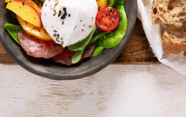 Burrata peynirli salata, marul ve domates. Lifli, vitaminli ve antioksidanlı sağlıklı beslenme düzeni. Üst görünüm, boşluk kopyala