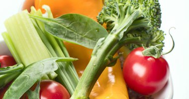 Beyaz arka planda çiğ organik sebzeler. Detoks diyeti. Sağlıklı gıda konsepti. Üst görünüm.