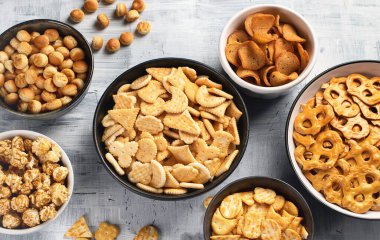 Gri arka planda kraker ve patlamış mısır karışımı. Üst görünüm. 