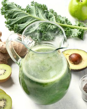 Detoks. Lahana, zencefil, elma ve chia tohumlu yeşil smoothie. Temiz ve sağlıklı yeme konsepti. Üst görünüm.