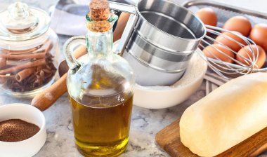 Mutfak masasında malzemeler pişiriyorum. Üst Manzara. Panorama.