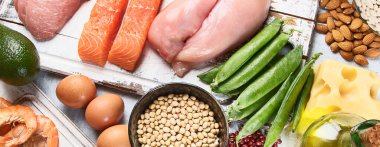 Dengeli diyet ürünleri - balık, et, sebze, gri arka planda fındık. Sağlıklı gıda konsepti. Üst görünüm.