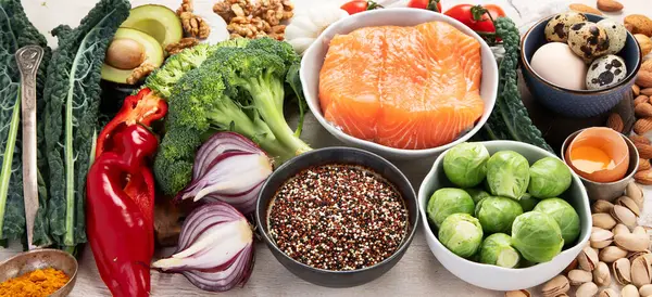 Çeşitli beyin ürünleri: balık, et, fındık, sebze ve sebze. Hafif bir arka planda sağlıklı yiyecekler. Üst görünüm.