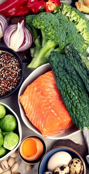 Çeşitli beyin ürünleri: balık, et, fındık, sebze ve sebze. Hafif bir arka planda sağlıklı yiyecekler. Üst Manzara. Boşluğu kopyala.