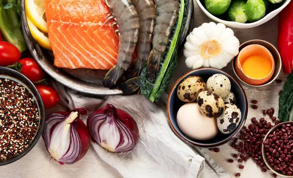 Ketogenik diyet konsepti, sağlıklı yiyecekler için malzemeler. Çeşitli dengeli yararlı bileşenler hafif arka planda sağlıklı düşük karbonhidratlı gıdalar. Üst görünüm. Boşluğu kopyala