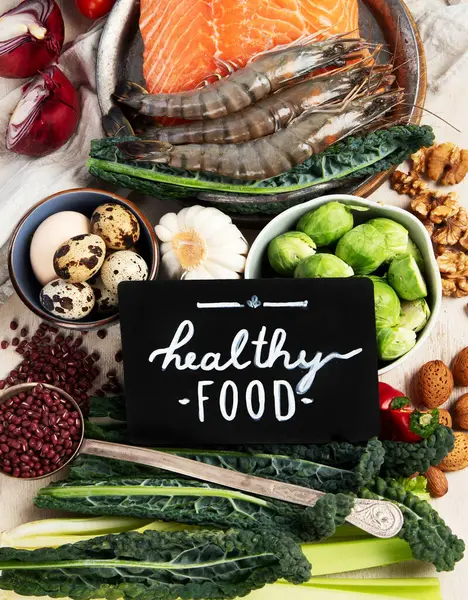 Ketogenik diyet konsepti, sağlıklı yiyecekler için malzemeler. Çeşitli dengeli yararlı bileşenler hafif arka planda sağlıklı düşük karbonhidratlı gıdalar. Üst görünüm