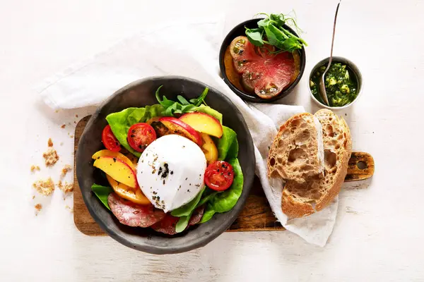 Burrata peynirli salata, marul ve domates. Lifli, vitaminli ve antioksidanlı sağlıklı beslenme