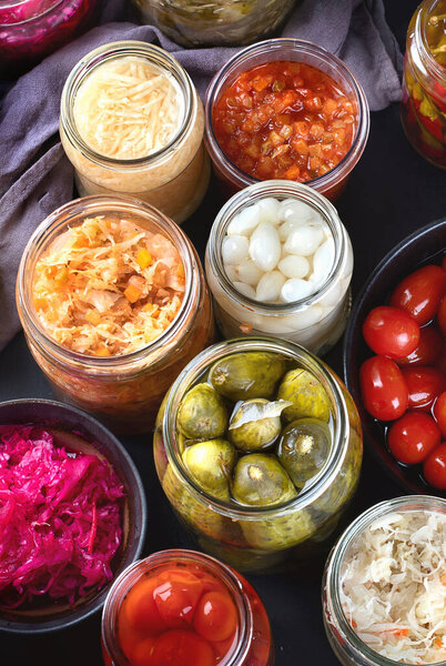 Ферментированная пища. Маринованные огурцы в стеклянных банках. Плоский лежал 