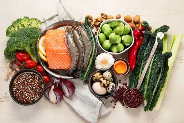 Ketogenik diyet konsepti, sağlıklı yiyecekler için malzemeler. Çeşitli dengeli yararlı bileşenler hafif arka planda sağlıklı düşük karbonhidratlı gıdalar. Üst görünüm