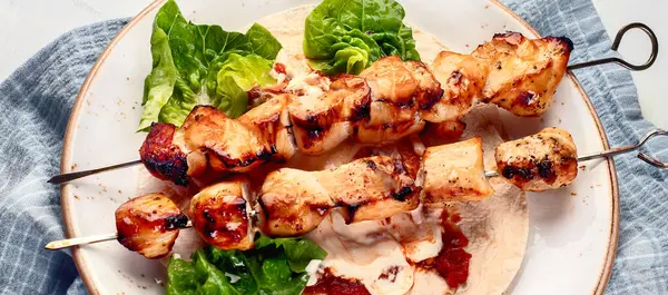 Tabakta tavuk şişi. Üst Manzara, Panorama, Pankart