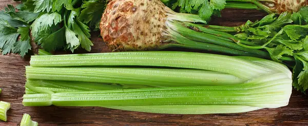 Taze kereviz. Üst Manzara. Yerel organik gıda, panorama, pankart