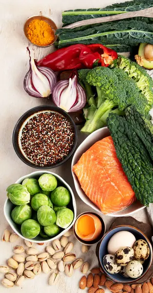 Çeşitli beyin ürünleri: balık, et, fındık, sebze ve sebze. Hafif bir arka planda sağlıklı yiyecekler. Üst görünüm.