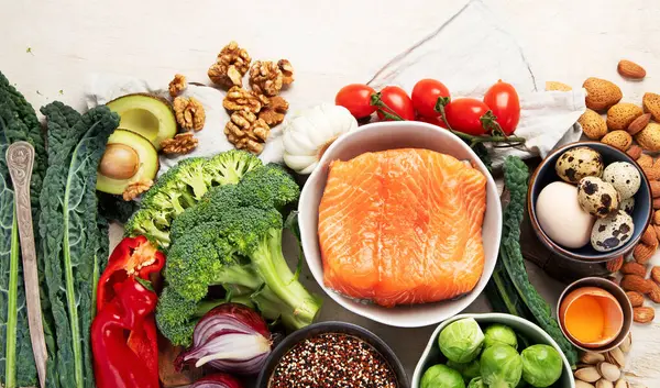 Çeşitli beyin ürünleri: balık, et, fındık, sebze ve sebze. Hafif bir arka planda sağlıklı yiyecekler. Üst Manzara. Boşluğu kopyala.