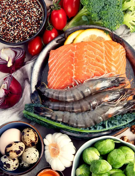 Ketogenik diyet konsepti, sağlıklı yiyecekler için malzemeler. Çeşitli dengeli yararlı bileşenler hafif arka planda sağlıklı düşük karbonhidratlı gıdalar. Üst görünüm