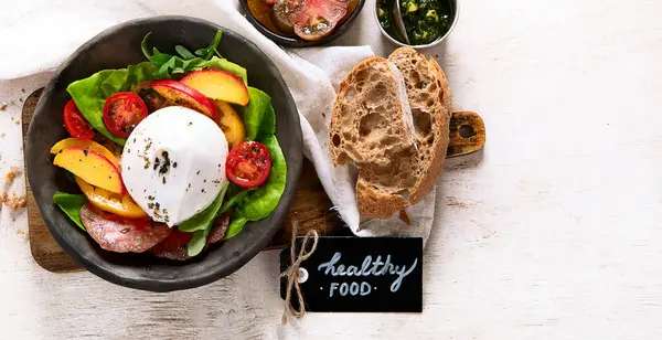 Burrata peynirli salata, marul ve domates. Lifli, vitaminli ve antioksidanlı sağlıklı beslenme